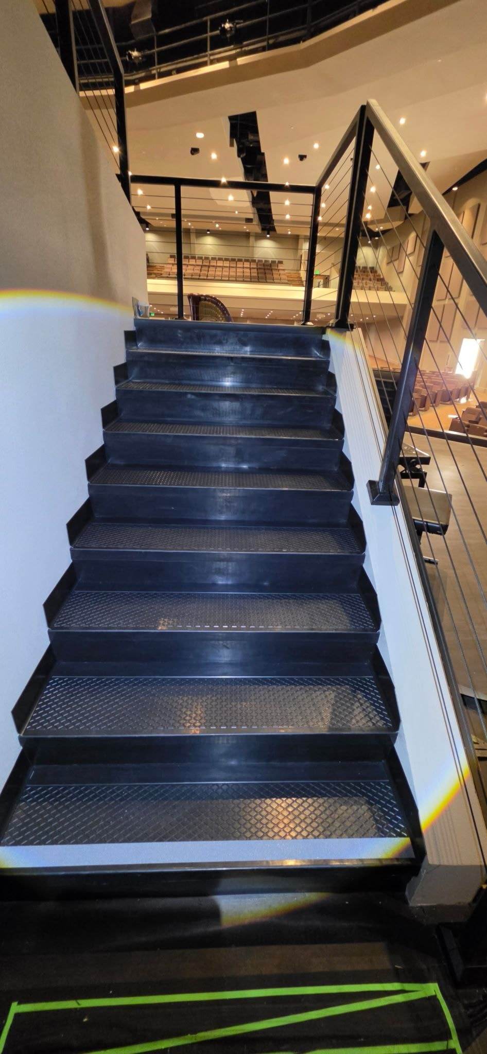 Escalones de hule con borde amarillo de seguridad en un edificio comercial