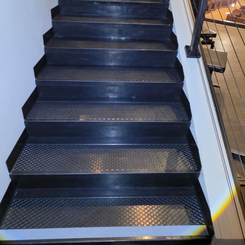 Escalones de hule con borde amarillo de seguridad en un edificio comercial