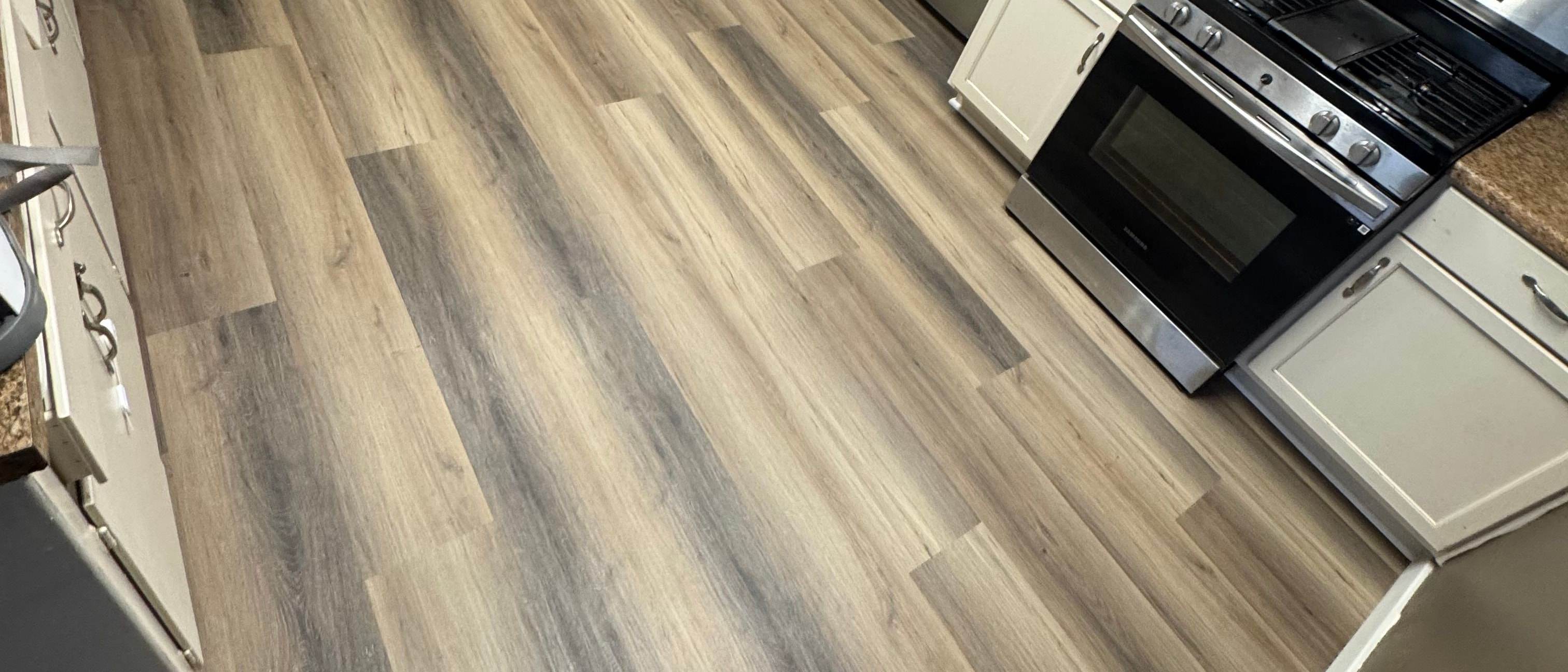 Cocina con un piso laminado nuevo con aspecto de madera