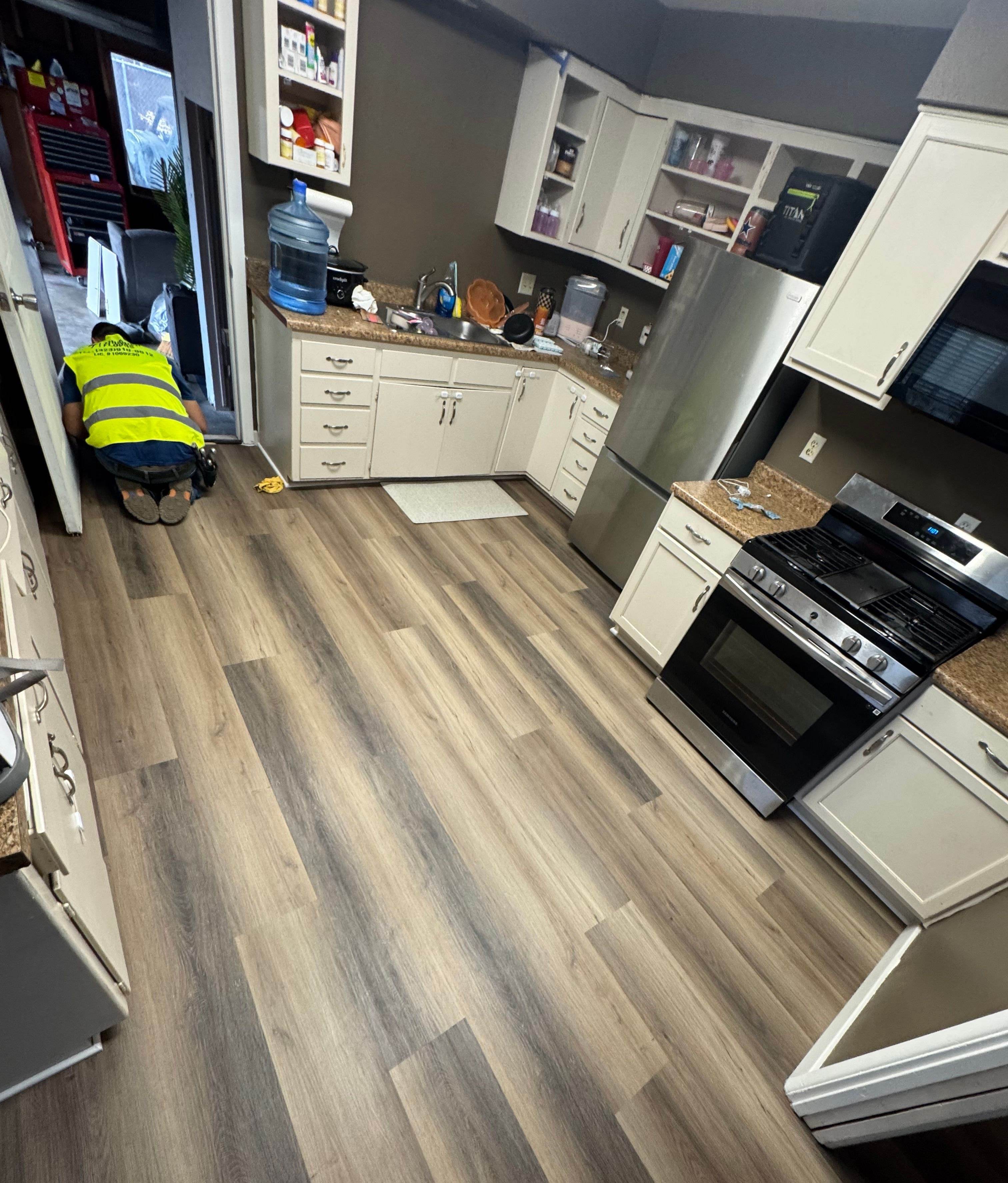 Cocina con un piso laminado nuevo con aspecto de madera