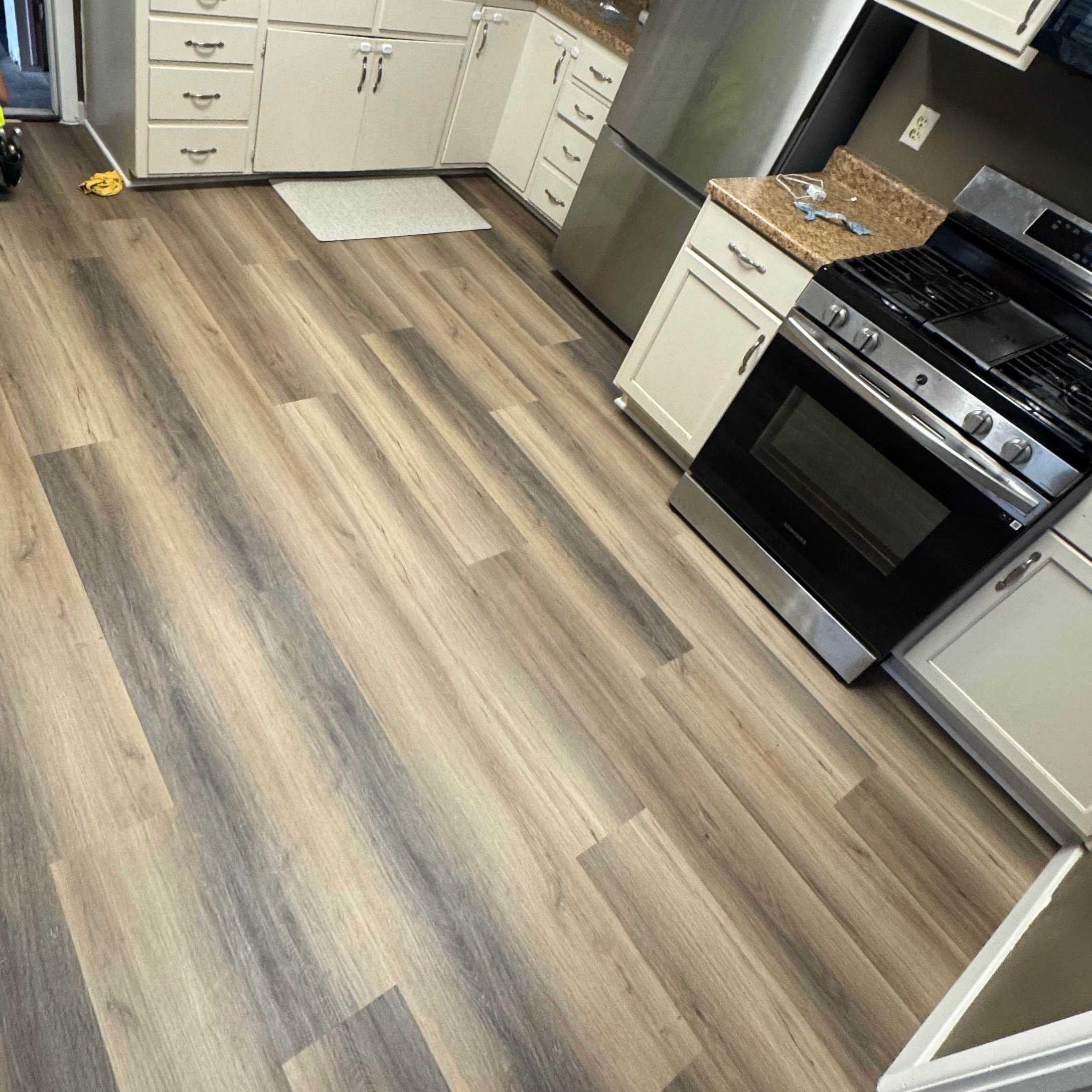 Cocina con un piso laminado nuevo con aspecto de madera